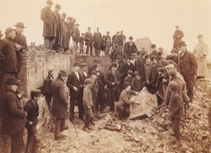 [A abrir o cofre do Miller e do Bisbee] de Unidentified