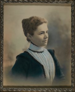 Mulher jovem com camisa de renda branca de Unidentified