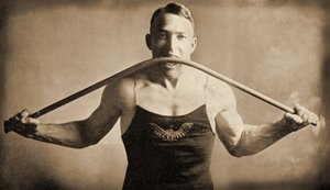 Homem forte californiano Sr. PA Linebarger dobra uma barra de ferro com os dentes, San Francisco c.1922 de Unknown