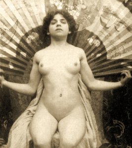Fêmea nua posando com um grande fã, c.1900 (foto sépia)