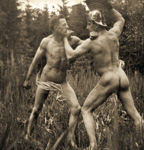 Fightingbattle pose com um capacete romano, c.1910 (foto sépia) de Unknown