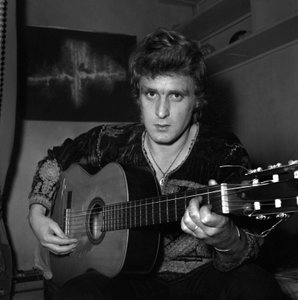 Cantor francês Christophe (Daniel Bevilacqua) pintando uma tela em casa, 18 de novembro de 1969 de Unknown