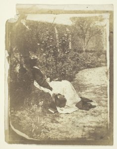Sra. Craik reclinada no jardim com chapéu e livro de Unknown