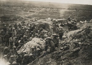 Fotografia oficial tirada na Frente Ocidental D 1641. Um dos nossos tanques em Flers., 1916 de Unknown