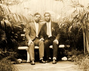 Retrato de um casal carinhoso em um jardim tropical, c.1930