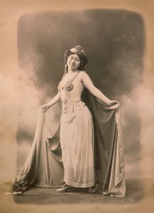 A atriz napoletana Sra. Caracciolo em traje oriental de Unknown