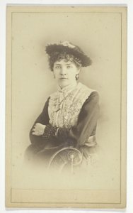 Sem título (Retrato de mulher com chapéu) de Unknown