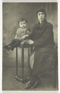 Cartão Postal sem título (Mulher com Rapaz em Pé) de Unknown