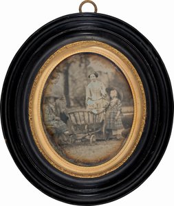 Duas mulheres e três crianças no jardim