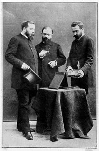 Alphonse Bertillon mostrando clichês antropométricos a dois dos prefeitos de polícia sob os quais ele foi colocado, 25/03/1888 de Unknown artist