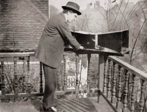 Archibald Montgomery Low com o Audiômetro, da Master Minds of Modern Science, publicado em 1930 de Unknown