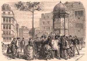Boulevard Pigalle em Paris: multidão parisiense em torno de uma coluna de Morris durante a venda dos jornais de Unknown