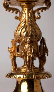 Tesouro da catedral (Trésor de la Cathédrale). Cruz de relíquia. Metalomecânica com jarras. Abadia de origem (Saint-Amand Tournai, ex-Elnone. Século XVI. Detalhe. de Unknown artist