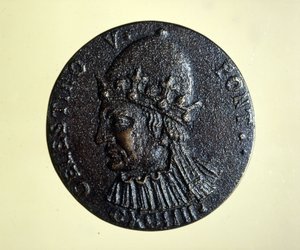 Celestin V (ou São Pedro Celestin) (1215 - 1296) o papa que se mudou. Medalha do Gabinete da Medalha de Roma. de Unknown artist