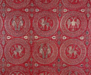 Detalhe do tecido do traje eclesiástico em seda roxa de Chipre representando animais fantásticos (hábito religioso de seda roxa de Chipre com animais fantásticos) Museo della Cattedrale Anagni do século XIII, Itália de Unknown artist