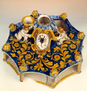 Escrita de oito secções feita em majolic (maiolica) nas cores azul escuro, amarelo e verde pálido. 1560-1570 Enouen, Museu Nacional da Renascença de Unknown artist