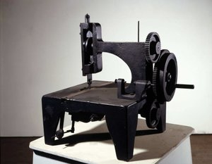 Primeiro modelo de máquina de costura Singer. meados do século XIX. de Unknown artist