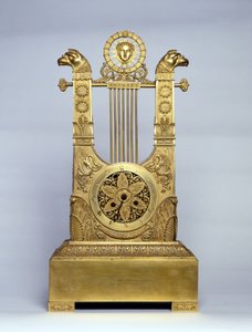 Relógio de lareira em forma de harpa. de Unknown artist