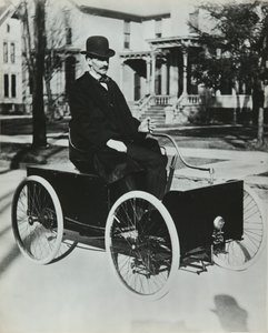 Henri Ford dirigiu seu primeiro carro a gasolina para as ruas de Detroit em 1896 (quadriciclo de transmissão em cadeia), Privee Collection de Unknown artist