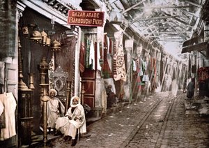 Le souc el Trouck em Tunis: loja com placa em francês "Bazaar arabic Barbouchi brothers". Fotocrómio v. 1900. de Unknown artist