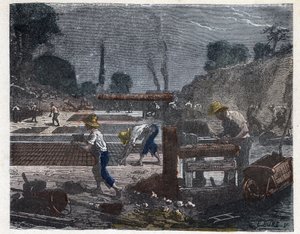 Fabricação de um tijolo no século XIX: o operário de moldes enche o seu molde com pasta de barro, depois o aprendiz coloca o tijolo no chão para o secar. Gravura no final do século XIX. de Unknown artist