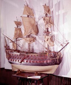 Marinha Militar: modelo em miniatura de um navio com três conveses, arma de 92 armas. Século XVII. Madrid, Museu de Armee de Unknown artist