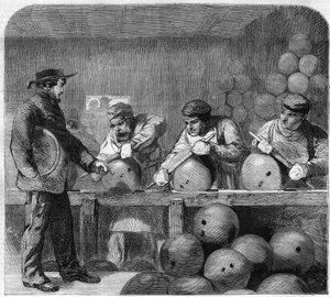 Oficina de polimento da fundição da bomba em Woolwich Arsenal, subúrbios de Londres, Inglaterra. Gravura em "The Illustrious Universe" (O Universo Ilustre) de Unknown artist