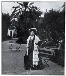 Retrato de Madame Juliette Adam (nee Lambert) (1836-1936), escritora, polemista e feminista francesa em Nice, em 1905. de Unknown artist