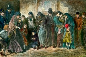 Pobreza em Londres à porta de um abrigo Famílias pobres e famintas fazem fila em frente a uma casa. Gravura a partir de 1869. Coleção Privada de Unknown artist