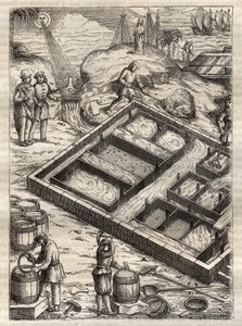 Produção de sal através da evaporação da água do mar em salinas. De "De re metallica" de Georgius Agricola (Georg Bauer). (Basileia 1556) - Produção de sal: a água do mar derramada em grandes tigelas evapora e deixa um depósito de sal. Gravura a partir de  de Unknown artist