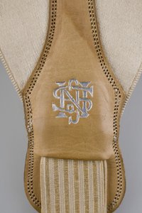 Suspensórios, c.1880 (vista detalhada), Cetim branco esmaltado, couro, prata, Criador desconhecido de Unknown artist