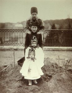 A Família do Duque Fyodor Uvarov em Country Estate Porechye. Foto Albumina de Unknown artist