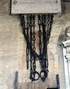 As correntes que fecharam o porto de Pisa. Foram tomadas pelos genoveses durante a vitória de Meloria contra a Córsega, em 1284, e depois dadas a Florença e devolvidas à cidade de Pisa, em 1858. Pisa Camposanto. de Unknown artist