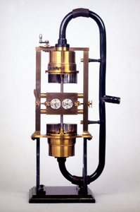 A "sirene dupla" de Hermann Ludwig Ferdinand von Helmholtz (1821-1894), um físico e fisiologista alemão, que estudou extensivamente os mecanismos da audição. de Unknown artist
