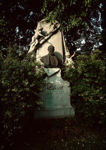 Vista do túmulo do compositor e maestro austríaco Franz von Suppe (1819-1895) no cemitério central de Viena (Zentralfriedhof), Áustria de Unknown artist