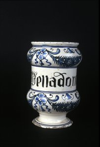 Panela de farmácia do século XVI contendo Belladonna, erva tóxica usada em farmácia. Museu de Ciência e Tecnologia, Milão. de Unknown artist
