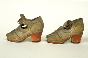Modelo de sapato de salto vermelho do século XVII, Museo del castello, Milão de Unknown artist