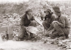 3 homens a filtrar a terra para obter ouro: Procuradores de ouro no sul do Dakota, Rockerville. Fotografia de 1889. de Unknown artist