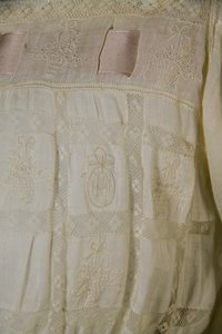 Camisa de dormir Bertha Palmer, c.1880 (vista detalhada), algodão branco, renda, bordado e fita de seda. de Unknown artist