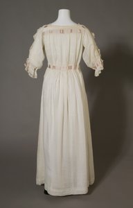 Camisa de dormir Bertha Palmer, c.1880, algodão branco, renda, bordado e fita de seda. de Unknown artist