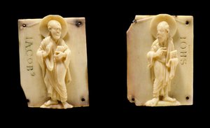 Placas de marfim esculpidas representando os Apotres São João e São Tiago. Século XII. Musee Vivenel Compiegne de Unknown artist