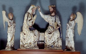 Coroação da Virgem Cristo, usando a coroa de um rei, coroa a Virgem. Dois anjos são testemunhas. Grupo de marfim esculpido. Final do século XIII Paris, Museu do Louvre. de Unknown artist