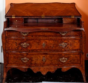 Móveis: cómoda em madeira de cedro. 1735-1745 aproximadamente. Dim. 97x137x68 cm Colecção privada de Unknown artist