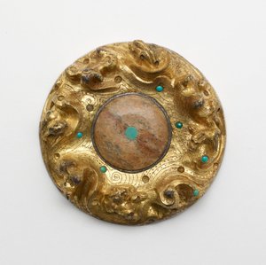 Placa de bronze dourado com animais numa paisagem de Unknown artist