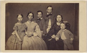 [Retrato de família de grupo, duas mulheres e quatro crianças]. de Unknown artist