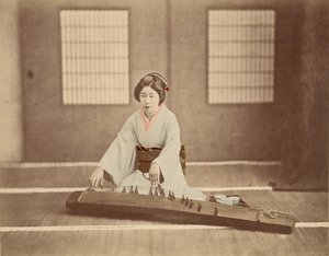 [Mulher japonesa tocando um Koto]. de Unknown artist