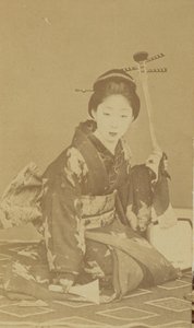 [Mulher japonesa ajoelhada]. de Unknown artist