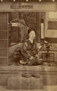 [Mulher japonesa ajoelhada]. de Unknown artist