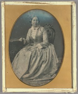 [Retrato de uma mulher sentada com um vestido comprido e esvoaçante]. de Unknown artist