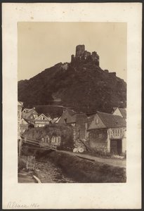[Ruínas de um castelo com vista para a cidade]. de Unknown artist